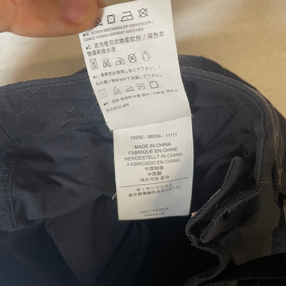 Arcteryx Womens Black Capris Hiking Pants Size 4 Zip Pockets Belted - Picture 8 of 10